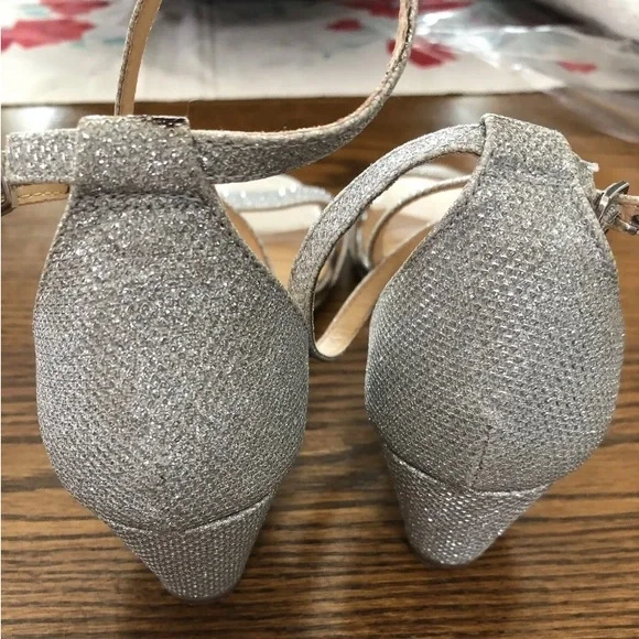 BADGLEY MISCHKA American Glamour Silver Sparkle Sandals Shoes Size 6 1/2 - Picture 3 of 3
